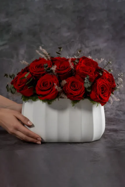 forevered-curved-elegance-blanc-hands